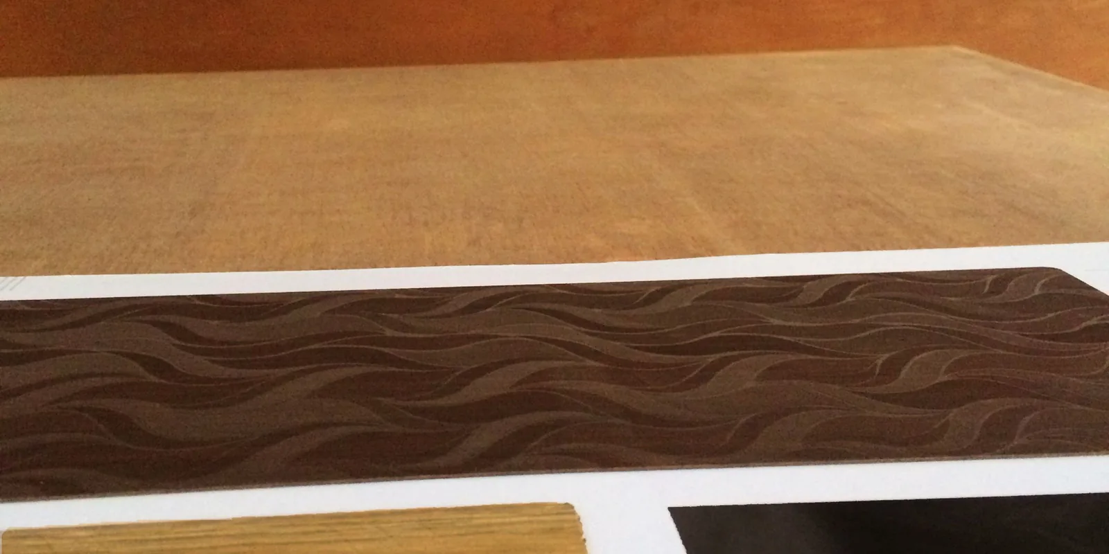 Muestras de tableros laminados en colores madera y tonos oscuros