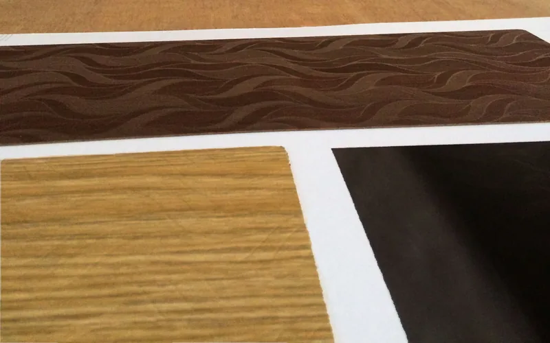 Muestras de tableros laminados en colores madera y oscuros